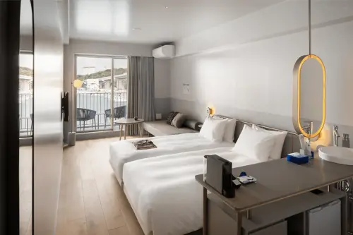 ▲除了飛日本機票單程99元起，也有沖繩那霸安迪魯飯店優惠，高級雙床房每晚下殺99元起。（圖／Trip.com提供）