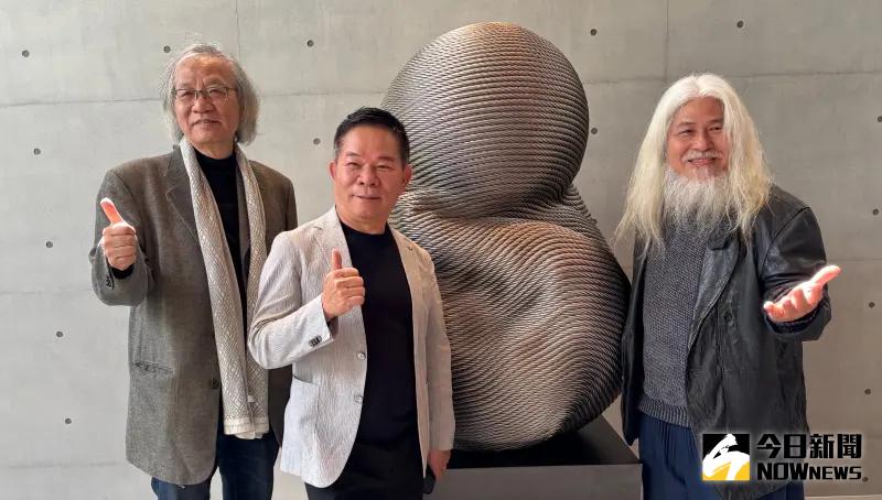 ▲鉅虹建設董事長劉品辰(中)與藝術家康木祥(右)、許榮江建築師(左)，與象徵強靭意志的不鏽鋼作品「無限生命」合影，（圖／記者金武鳳攝，2025.2.28)