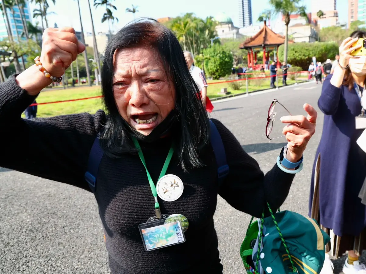 ▲受害者家屬淚聲俱下控訴，「我們不要看到蔣萬安」。（圖／記者葉政勳攝，2025.02.28）