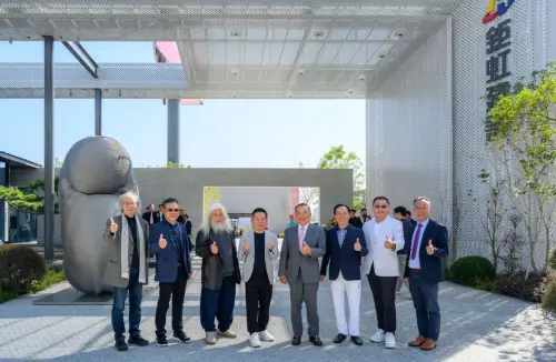 ▲參與鉅虹綠美館首展的貴賓，合影於象徵生命美好的「如意」作品。（圖／鉅虹提供）