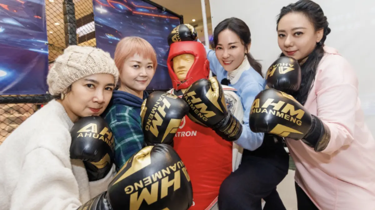 ▲《全明星出發吧！》高慧君（右1）與謝麗金（左1）對戰遊戲，謝麗金跟高慧君上場比賽，2人對戰高慧君用力一拉，謝麗金下秒摔個四腳朝天，讓她爆氣嗆聲：「妳敢再贏我試試看！」高慧君則沒在怕反擊：「我管妳！」肢體衝突場面，讓旁邊眾人全看傻。（圖／好看娛樂提供）