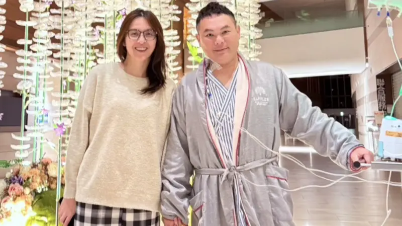 ▲網紅YouTuber超哥（黃伯超；右）罹患大腸癌0期，日前已切除左大半條的腸子，他也向《NOWnews今日新聞》記者分享住院時的近照，見超哥吊點滴狀態沒有以往朝氣，切除大腸部位的血肉模糊畫面有些驚恐。（圖／超哥經紀人提供）