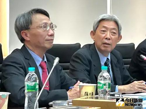 ▲台灣國際造船公司董事長黃正弘(右)有信心達成海鯤號潛艦交艦目標。(資料照／記者黃守作攝)