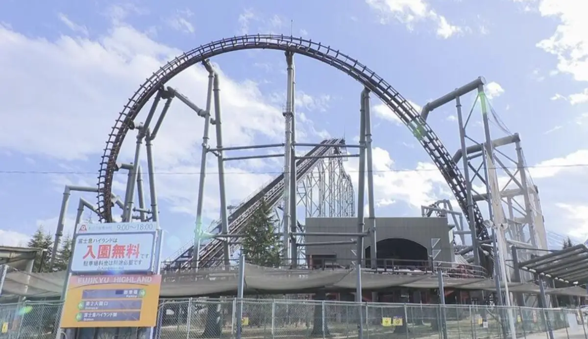 ▲日本山梨縣富士吉田市的遊樂園「富士急樂園」，今（28）日一名20多歲的男性工作人員，在檢查園內雲霄飛車時，被夾在車廂和軌道之間，導致重傷身亡。（圖／翻攝自山梨電視台）