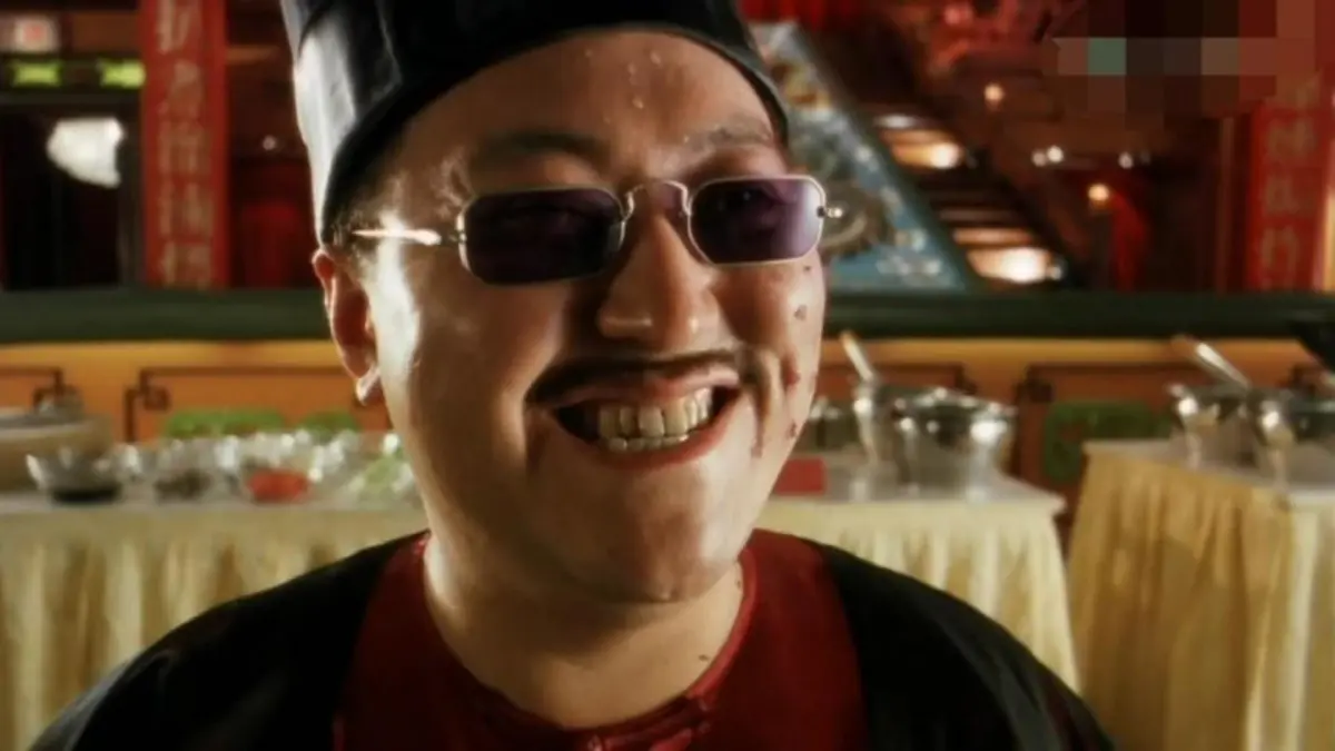 ▲香港男星谷德昭過去出演周星馳電影《食神》走紅，他透過「唐牛」一角，成功的成為大家記憶裡的一部分。電影世家出身的家谷德昭，也曾經當過多部電影的編劇，知名的香港情慾片《蜜桃成熟時》更是他參與編劇的作品之一。（圖／翻攝至微博）