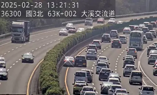 國3南向63公里處發生2輛小客車追撞事故,占用內線車道 ▲國3南向63公里處發生2輛小客車追撞事故,占用內線車道。(圖/高公局)