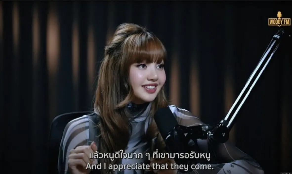 ▲BLACKPINK成員Lisa近日接受訪談，曝光自己曾遭到「私生飯」騷擾，對方還硬擠上她的車只為貼身接觸，讓Lisa表示自己當時不僅孤獨又焦慮，「沒有人陪著我。」（圖／WOODY YouTube）