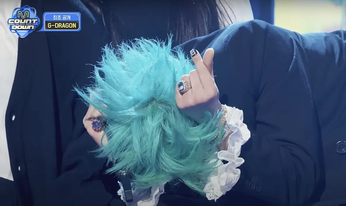 ▲ 南韓天王GD權志龍近日帶著新作重返舞台，因拒絕「結尾妖精」，害羞閃避鏡頭，讓粉絲笑翻表示「應該是史上第一次拒絕做結尾妖精的藝人。」（圖／翻攝自Mnet YouTube）