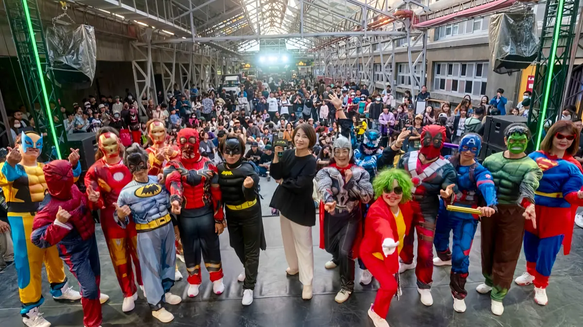 ▲縣長周春米與青銀共創的街舞團隊「屏東勝利社區」大合影。（圖／屏東縣府提供）