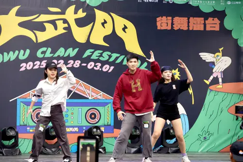 為期兩天的大武門音樂祭,街舞擂台參賽者尬舞 ▲為期兩天的大武門音樂祭,街舞擂台參賽者尬舞。(圖/屏東縣府提供)