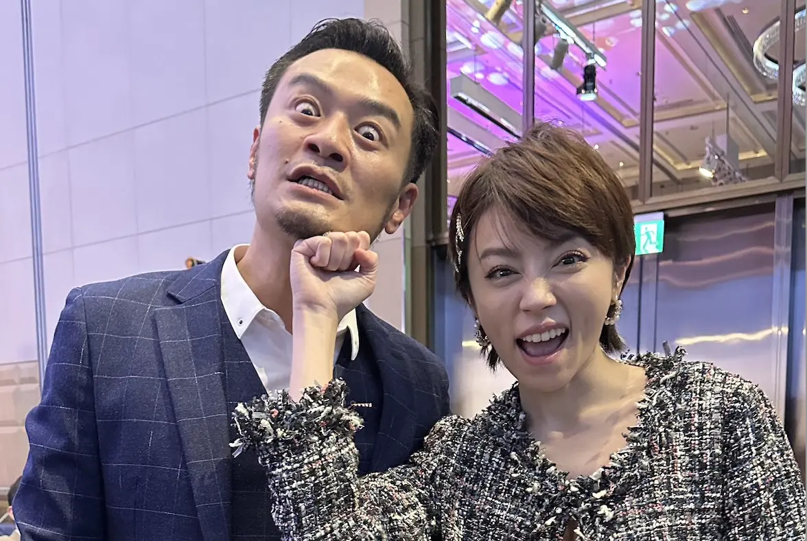 ▲藝人王瞳（右）昨（28）日參加陳志強與曾智希的婚宴，巧遇前男友林佑星（左），兩人大方合照，背後攝影師居然是與林佑星相差18歲的嫩妻孫紹妏！（圖／翻攝自林佑星臉書）