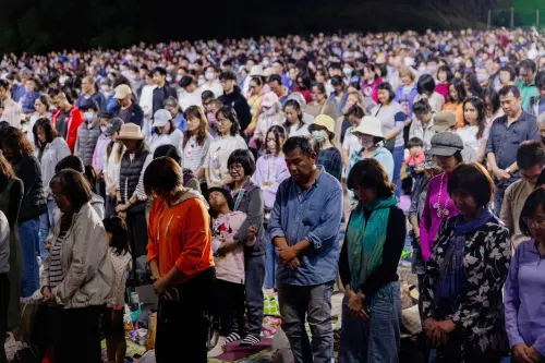 ▲二二八紀念草地音樂會如同往年以默哀形式向前人致敬開場。(圖/高市文化局提供) ▲二二八紀念草地音樂會如同往年以默哀形式向前人致敬開場。(圖/高市文化局提供)