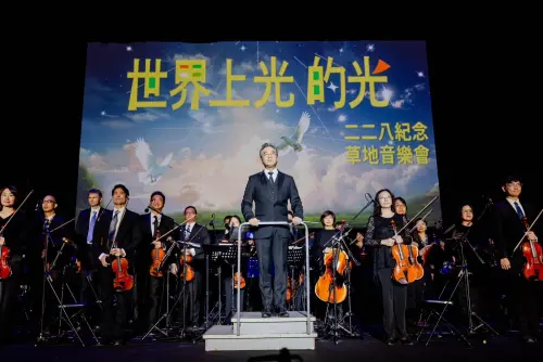 ▲二二八紀念草地音樂會由楊智欽指揮的高雄市交響樂團現場演出十多首與愛和台灣有關的曲目。(圖/高市文化局提供) ▲二二八紀念草地音樂會由楊智欽指揮的高雄市交響樂團現場演出十多首與愛和台灣有關的曲目。(圖/高市文化局提供)