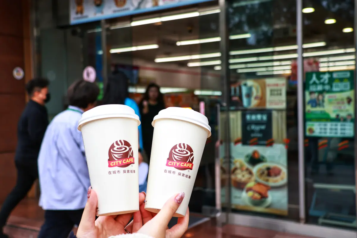 ▲五六日咖啡優惠登場，迎接週六萬聖節，7-11即起門市精品拿鐵、精品美式買2送2，還有精品燕麥拿鐵第2杯10元。（圖／記者吳翊緁攝）