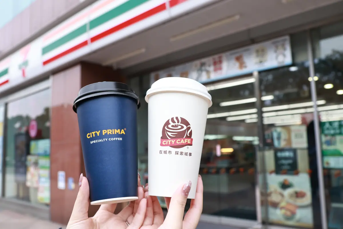 ▲全家門市特大杯冰拿鐵加19元多一杯，7-11「LINE禮物」也有大杯特選美式、精品拿鐵買一送一。（圖／記者吳翊緁攝）