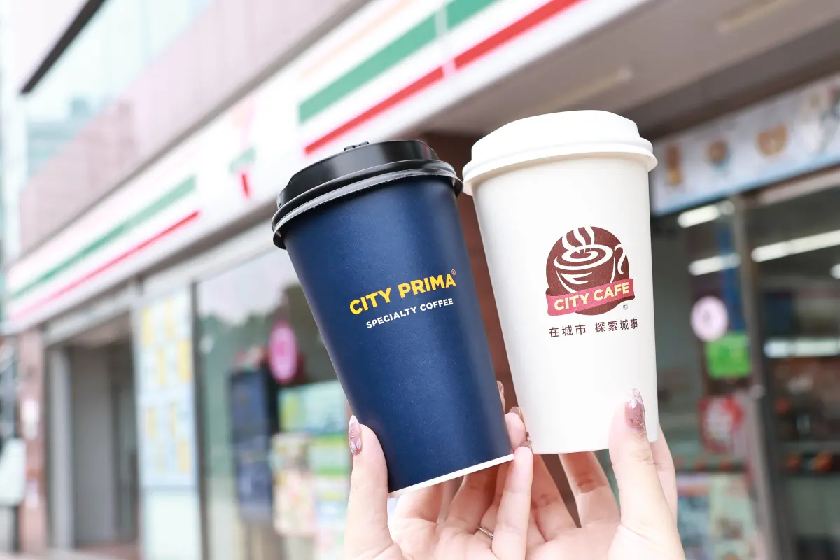 ▲雙12超商咖啡優惠整理，7-11五六日門市則有精品香椰厚拿鐵10元多一杯；全家便利商店寄杯美式、拿鐵約6折開喝。（圖／記者吳翊緁攝）