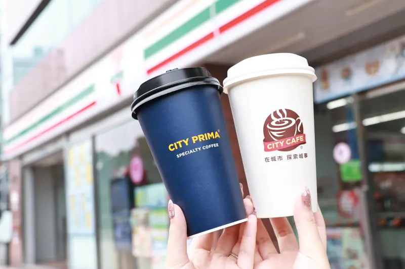 ▲雙12超商咖啡優惠整理，7-11五六日門市則有精品香椰厚拿鐵10元多一杯；全家便利商店寄杯美式、拿鐵約6折開喝。（圖／記者吳翊緁攝）