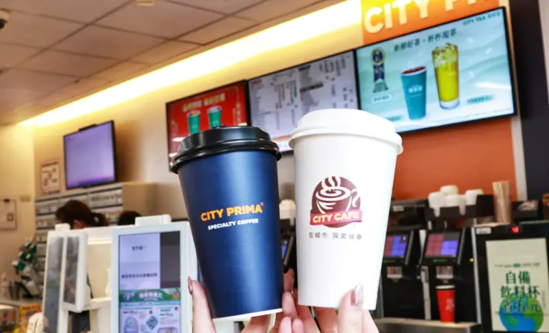 ▲周一開工咖啡優惠，7-11雙11咖啡優惠必買特大杯美式買11送11，「LINE禮物」也有7-11咖啡買一送一電子票券；星巴克買一送一雙11爽喝。（圖／記者吳翊緁攝）