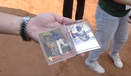 路易士有2張陽岱鋼的球員卡,昨日特別拿到球場給本人簽名。(圖/記者陳云茹攝 , 2025.02.28) ▲路易士有2張陽岱鋼的球員卡,昨日特別拿到球場給本人簽名。(圖/記者陳云茹攝 , 2025.02.28)