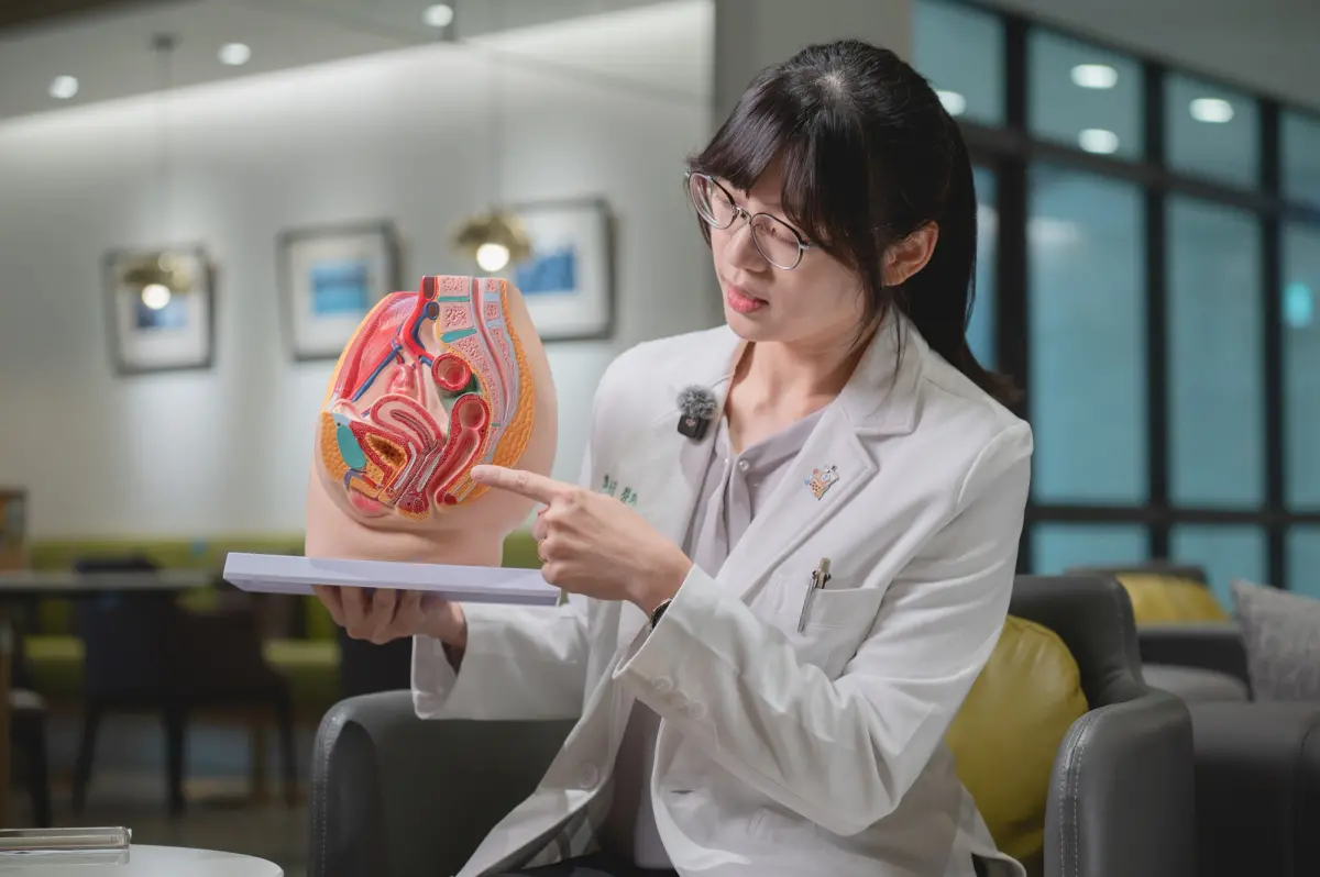 ▲恩主公醫院婦產科主治醫師龔晏萱說明「停經生殖泌尿症候群」的影響。（圖／恩主公醫院提供）