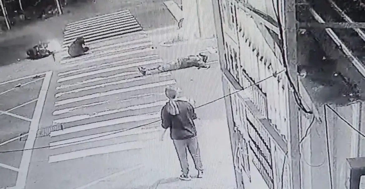 ▲大寮區光明路三段車禍救護，現場為二部機車車禍事故，造成3名民眾受傷，目擊民眾嚇得衝出馬路幫忙擋車。（圖／翻攝畫面）