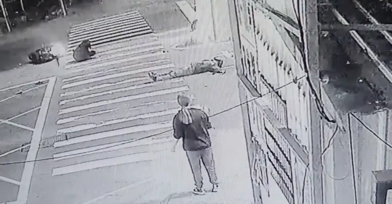 ▲大寮區光明路三段車禍救護，現場為二部機車車禍事故，造成3名民眾受傷，目擊民眾嚇得衝出馬路幫忙擋車。（圖／翻攝畫面）