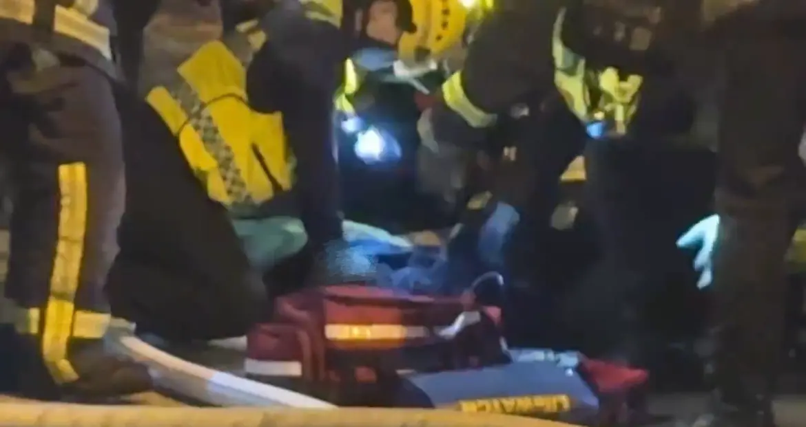 ▲台中市南區南和路凌晨2點50分許發生火警，警消救出一對父女並進行CPR急救。（圖／翻攝畫面）