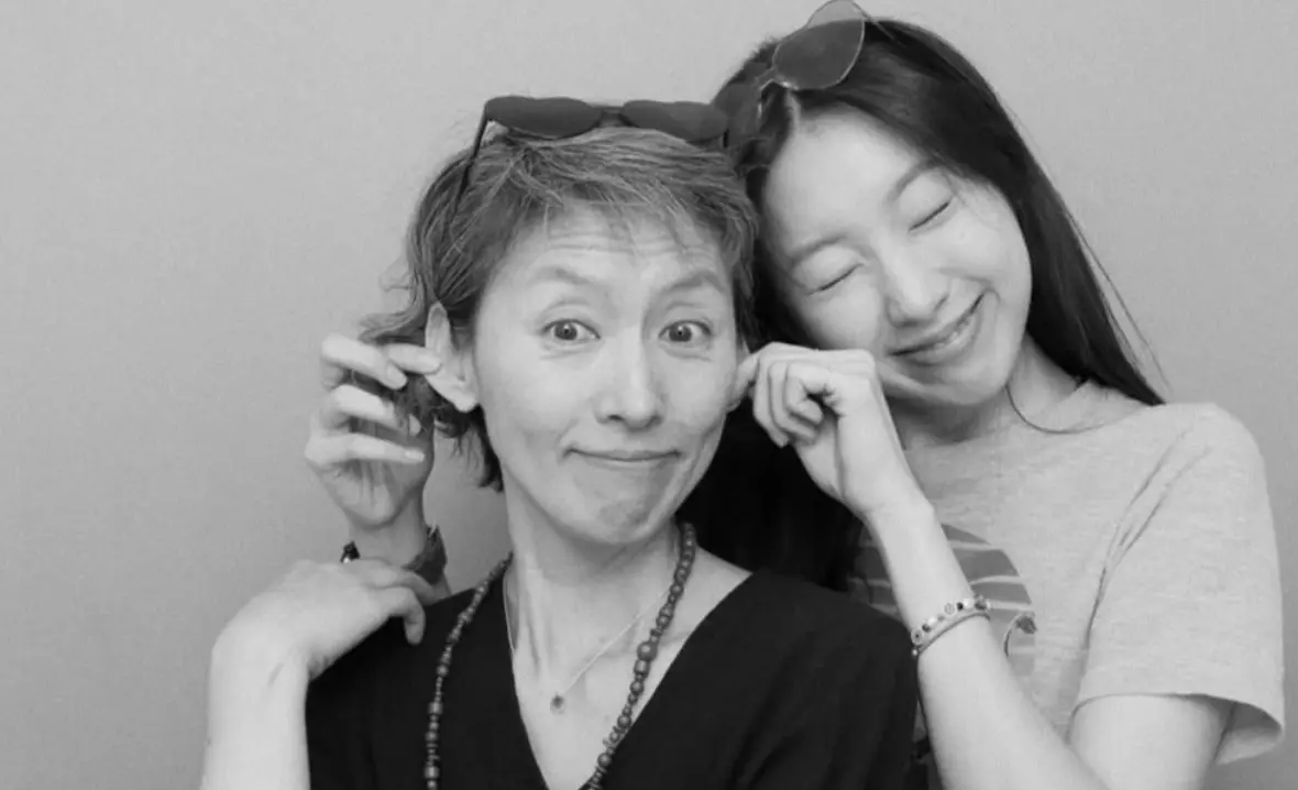 ▲姜明珠（左）在上個月27日離世，有粉絲就發現她在《苦盡柑來遇見你》登場的背景音樂，竟是常用的喪禮彌撒歌曲，陰錯陽差的巧合讓粉絲都忍不住鼻酸。（圖／朴世榮 IG）