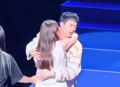 ▲BTS（防彈少年團）成員Jin（金碩珍）被粉絲強吻。（圖／X）