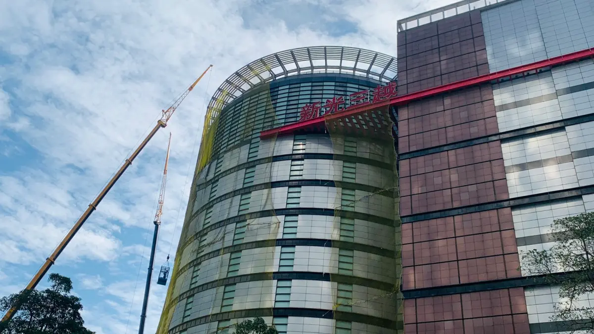 ▲新光三越中港店今日開放首批員工入內取私人物品，接下來連續六天將分批、分樓層開放櫃哥姐領取私人物品。（圖／記者顏幸如攝）