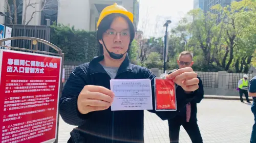 新光三越中港店今日開放首批員工入內取私人物品,接下來連續六天將分批、分樓層開放櫃哥姐領取私人物品。(圖/記者顏幸如攝) ▲新光三越中港店今日開放首批員工入內取私人物品,接下來連續六天將分批、分樓層開放櫃哥姐領取私人物品。(圖/記者顏幸如攝)