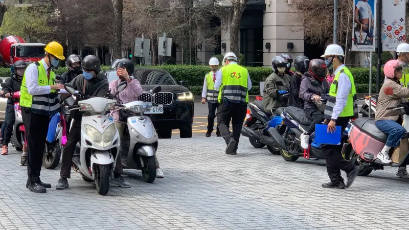 ▲新光三越第二賣場在台中世貿吸引近3000位消費者，最受歡迎「熱賣商品」是甜食！也透露3/11長榮桂冠特賣會偏女性用品、運動休閒、內睡衣特賣等。中港店領取私人物品第二天將再放行322位櫃姐。（圖／記者顏幸如攝，2025.03.01）