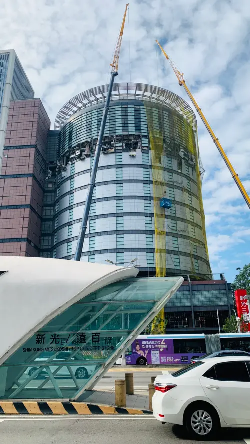 新光三越氣爆後16天終於開放取物 中市都發局長曝延宕原因 ▲新光三越氣爆後被炸開的玻璃帷幕,目前透過吊車進行善後。(圖/記者顏幸如攝,2025.03.01)