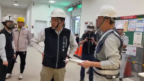 新光三越氣爆後16天終於開放取物 中市都發局長曝延宕原因 ▲台中市都發局長李正偉到新光三越了解人員及安全配置情形(圖/台中市政府提供,2025.03.01)