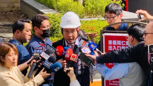 新光三越氣爆後16天終於開放取物 中市都發局長曝延宕原因 ▲台中市都發局長李正偉受訪時透露,新光三越的消防系統目前無正常運作。(圖/記者顏幸如攝,2025.03.01)
