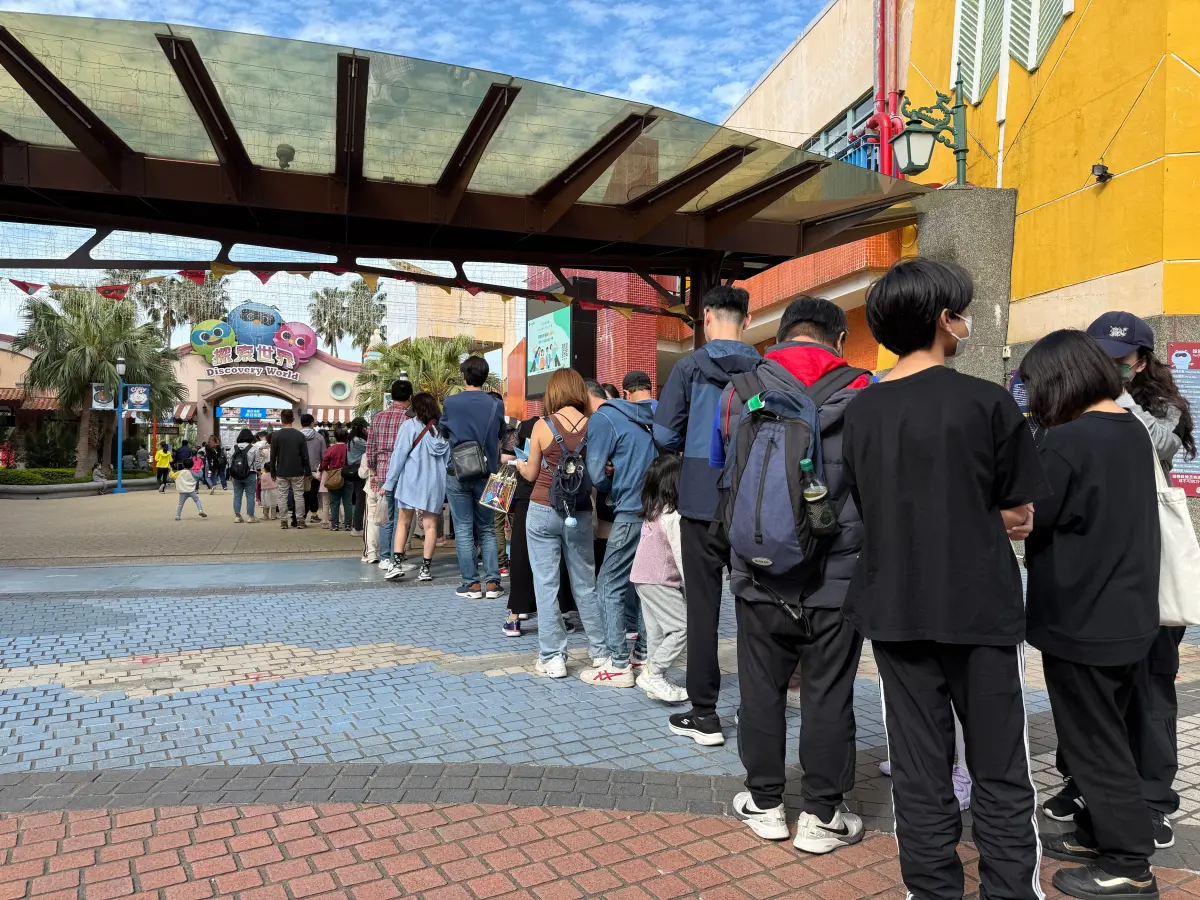 ▲228連假三天全台遊樂園推出多項優惠，果然成功吸引人潮，像是麗寶樂園一早就湧現排隊人龍。（圖／麗寶樂園提供）