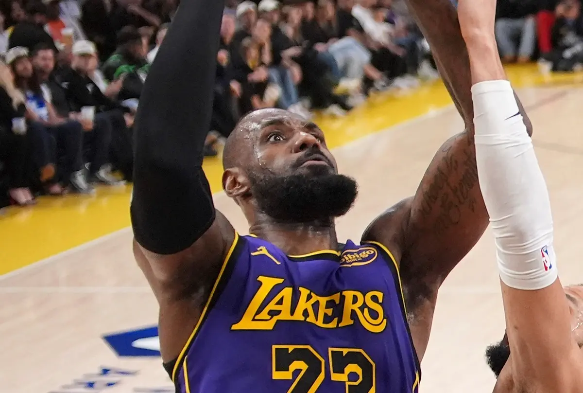 ▲洛杉磯湖人以107：104擊敗快艇，豪取6連勝，LeBron James距離生涯5萬分僅差1分，下一戰對陣紐奧良鵜鶘將見證歷史。（圖／美聯社／達志影像）