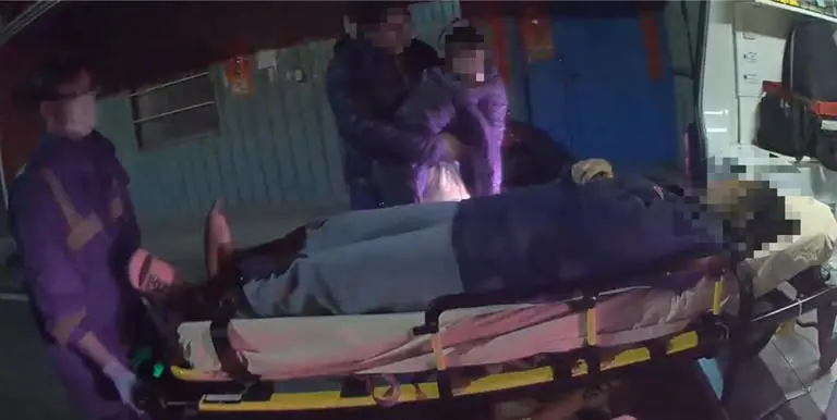 ▲屏東孕婦在住家廁所產下第2胎，救護人員火速送醫保母子平安。（圖／屏東縣政府提供）