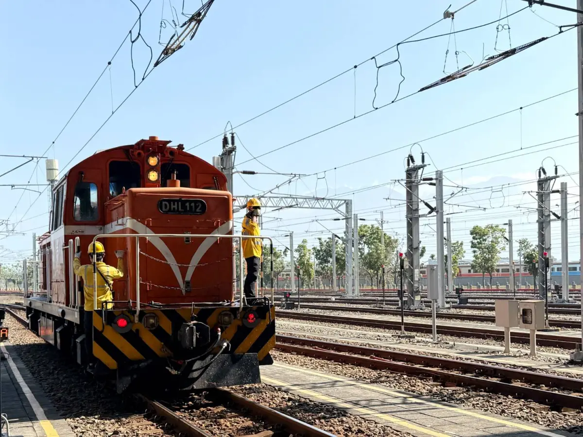 台鐵電力設備異常！桃園至中壢西正線無電 恐塞到傍晚5點