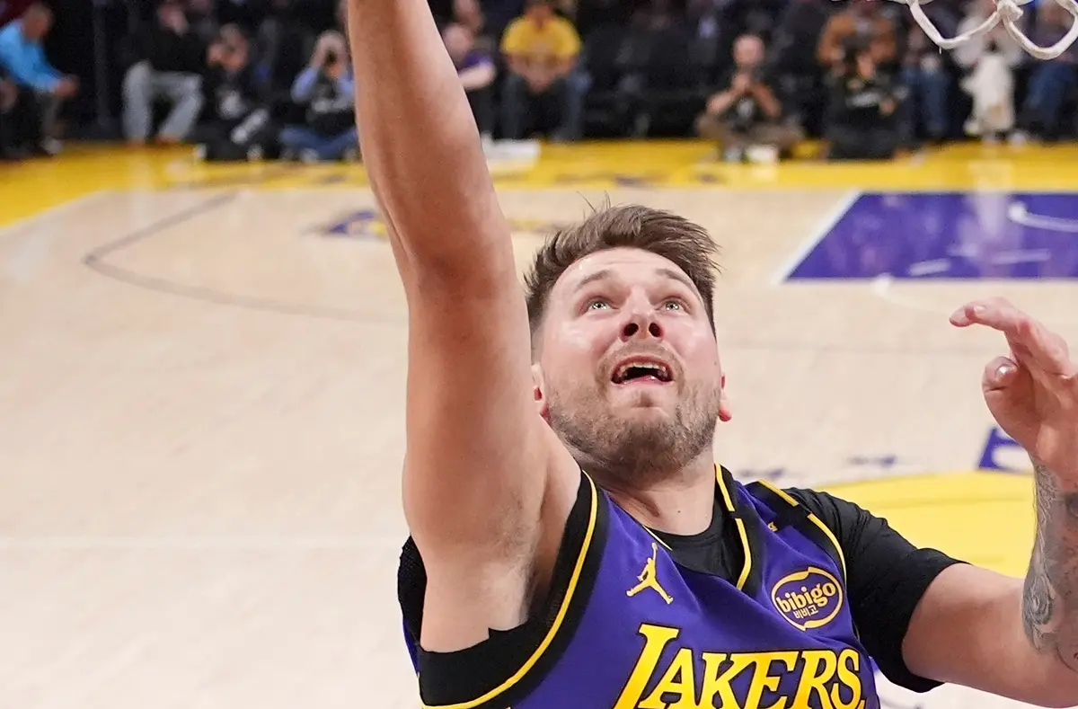 ▲「東詹連線」這一場爆發，兩人攜手攻下59分，「詹皇」LeBron James攻下28分，Luka Doncic則得到全場最高的31分，兩人率隊以106：102拿下比賽勝利，取得近期的5連勝。（圖／美聯社／達志影像）