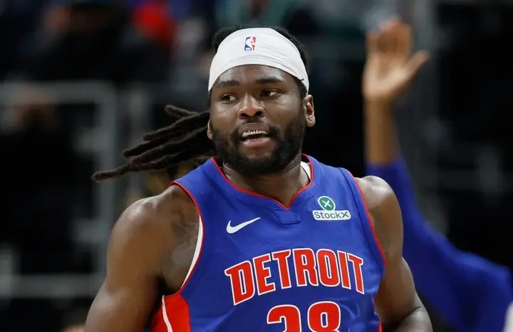 ▲活塞替補中鋒Isaiah Stewart在防守Nikola Jokic拋投時被吹犯規，前者不滿判決又怕吃到技術犯規，只好以百米衝刺跑回板凳區想發洩情緒，結果因為動作太大，裁判同樣插T伺候，讓活塞總教練J.B.  Bickerstaff與全場觀眾都看傻眼。（圖／美聯社／達志影像）