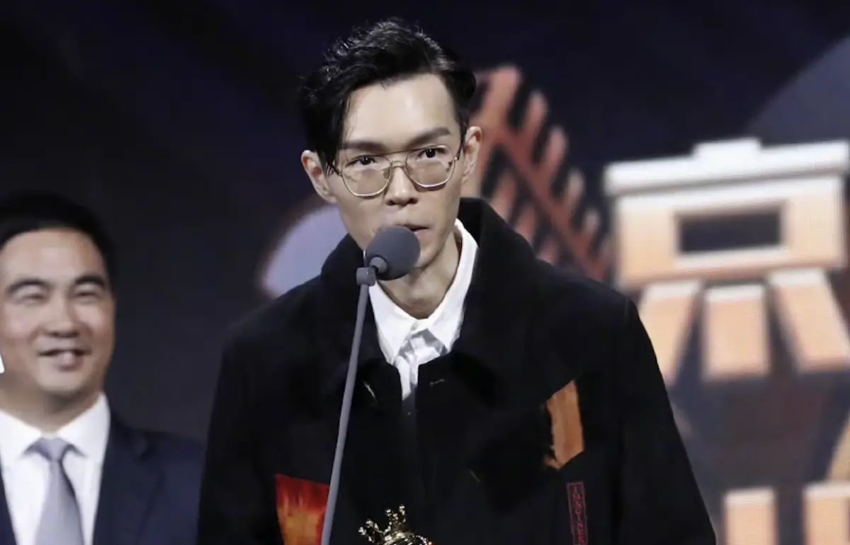 ▲方大同（如圖）生病離世震驚韓國樂壇，IU（李知恩）曾在節目上翻唱他的經典歌曲〈愛愛愛〉，並特別邀請對方當演唱會嘉賓；BIGBANG成員太陽也曾表示對方是自己最喜歡的華語歌手。（圖／翻攝自微博）