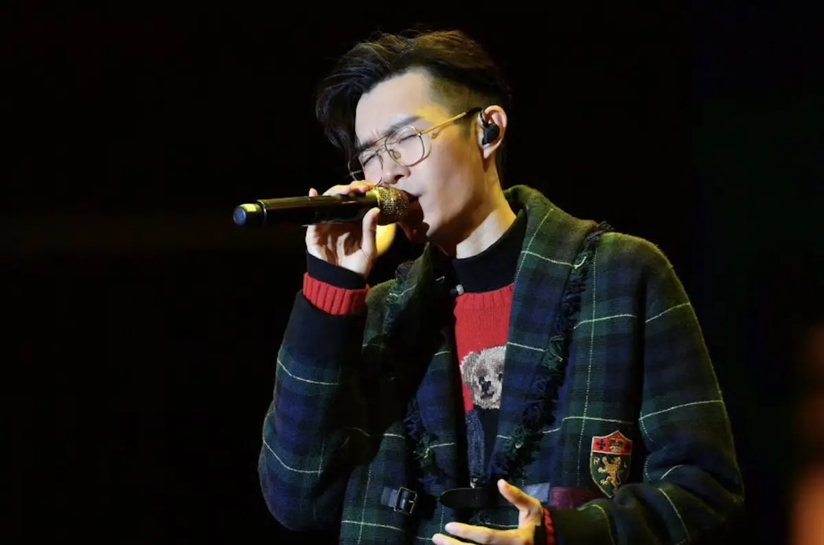 ▲說到方大同最經典的歌曲，許多網友都點名〈愛愛愛〉、〈LOVE SONG〉、〈三人遊〉等神曲，一聽就陷入回憶殺，彷彿瞬間回到小時候。（圖／翻攝自微博）