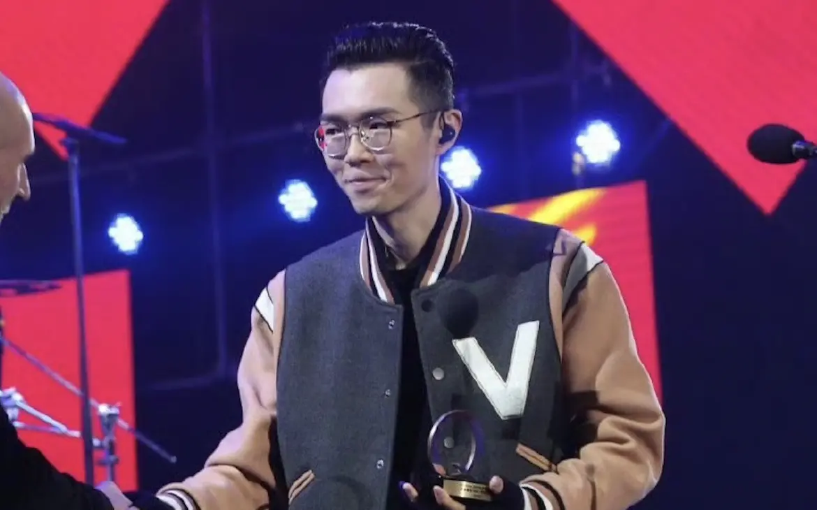 ▲方大同經紀人前一天才否認病逝消息，今日經紀公司證實，經紀人也悲痛表示：「他已前往人生下段旅程。」（圖／翻攝自微博）