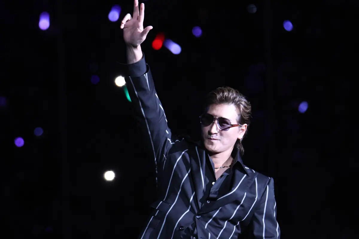 ▲火腿監督新庄剛志「穿西裝、開敞篷車」進大巨蛋，引發現場球迷暴動。（圖／記者朱永強攝，2025.03.01）