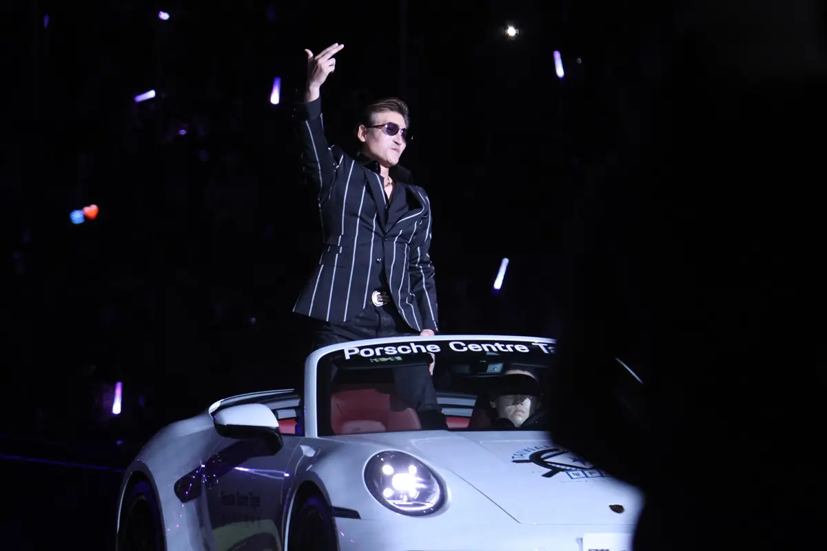 ▲日本火腿鬥士監督新庄剛志，宛如大明星巨場，全場球迷歡聲雷動。（圖／記者朱永強攝，2025.03.01）