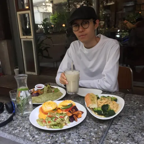 方大同曾與臉書大方分享他在台北吃到的素食餐廳,此為「Herban Kitchen&Bar二本」。(圖/取自方大同臉書) ▲方大同曾與臉書大方分享他在台北吃到的素食餐廳,此為「Herban Kitchen&Bar二本」。(圖/取自方大同臉書)