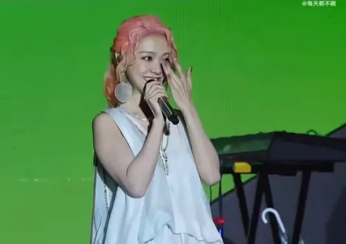 ▲方大同過世隔天，緋聞女友薛凱琪（如圖）在音樂節上哭到說不出話，她想告訴歌迷「只要我們還在」，一定會有人等我們、愛我們。（圖／翻攝自微博）