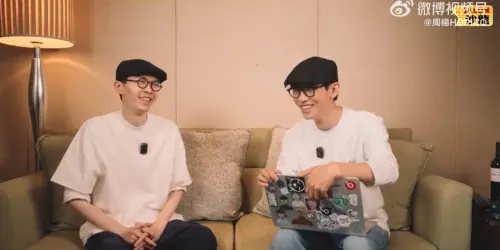 ▲周楊（右）刻意和方大同（左）做相同打扮，笑說是「真假方大同」，逗樂本尊。（圖／翻攝周楊HOPICO微博）