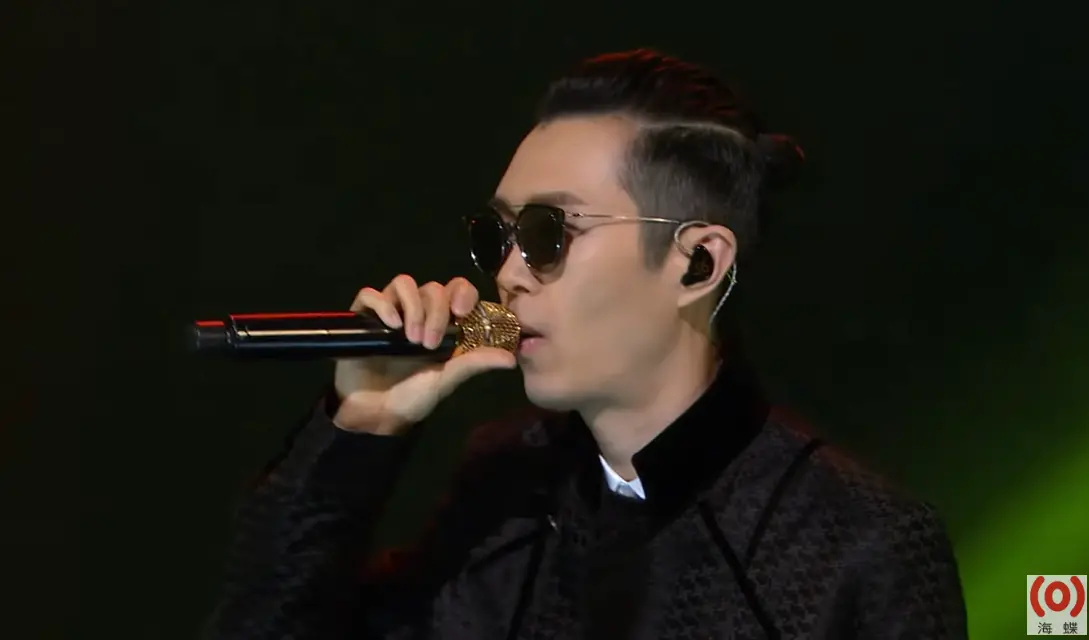 ▲方大同（如圖）9年前登AAA頒獎典禮表演，他用中韓英3種語言飆唱歌曲〈味道〉，韓國女星秀智、朴信惠都在台下緊盯。（圖／太合音樂YouTube）